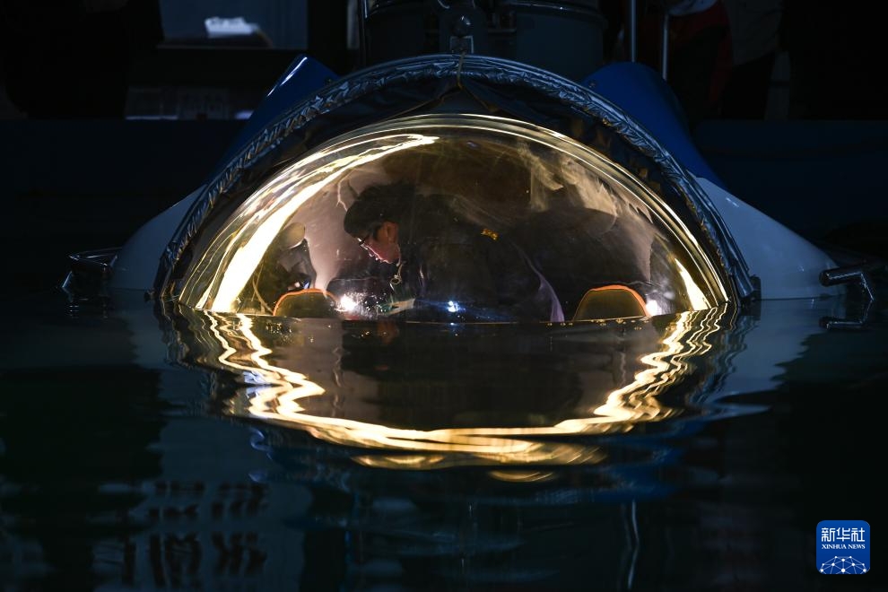 Tàu ngầm du lịch có người lái do Trùng Khánh sản xuất lặn thử nghiệm trước khi bàn giao