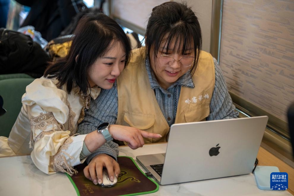 Thỏa thích chụp ảnh trên chuyến tàu du lịch đặc biệt tại Hắc Long Giang