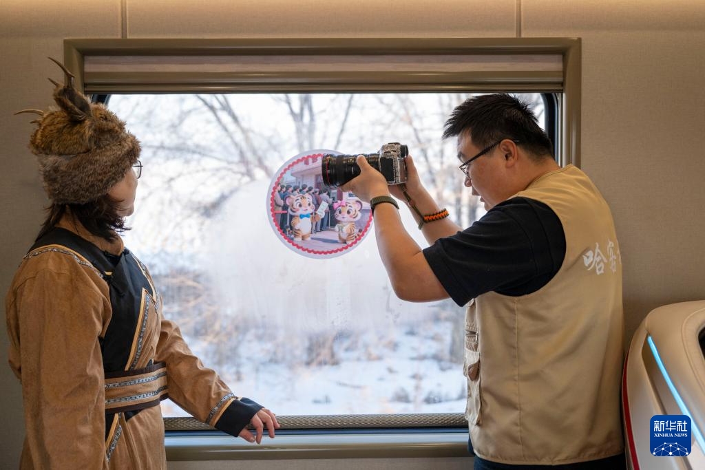 Thỏa thích chụp ảnh trên chuyến tàu du lịch đặc biệt tại Hắc Long Giang