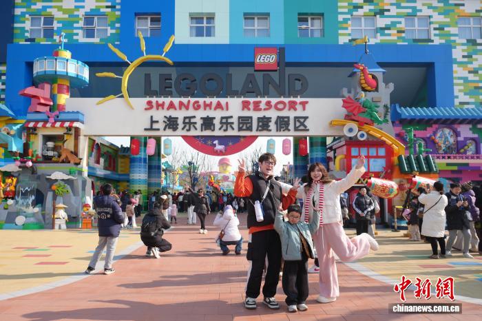LEGOLAND Thượng Hải trang hoàng đón năm Bính Ngọ 2026