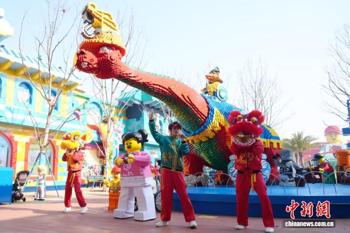 LEGOLAND Thượng Hải trang hoàng đón năm Bính Ngọ 2026