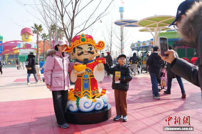 LEGOLAND Thượng Hải trang hoàng đón năm Bính Ngọ 2026