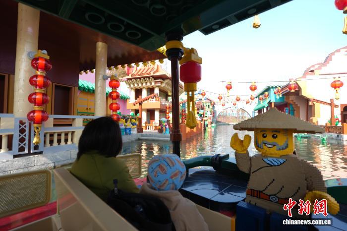 LEGOLAND Thượng Hải trang hoàng đón năm Bính Ngọ 2026