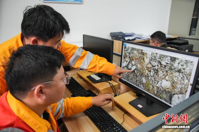 “Tổ đội Mắt Đại Bàng” Quảng Tây bảo vệ tuyến giao thông huyết mạch Trung - Việt