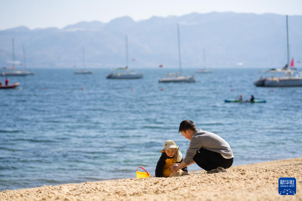 Hồ Phủ Tiên xanh biếc vào mùa đông