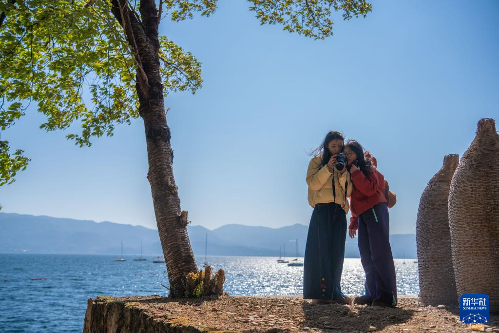 Hồ Phủ Tiên xanh biếc vào mùa đông