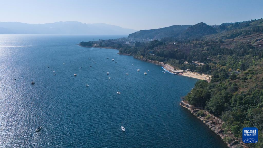 Hồ Phủ Tiên xanh biếc vào mùa đông