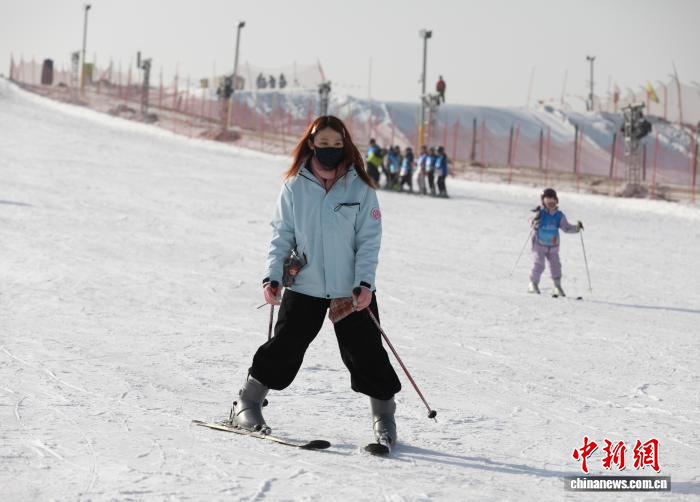 Người trẻ Đài Loan vui chơi cùng băng tuyết tại Ninh Hạ