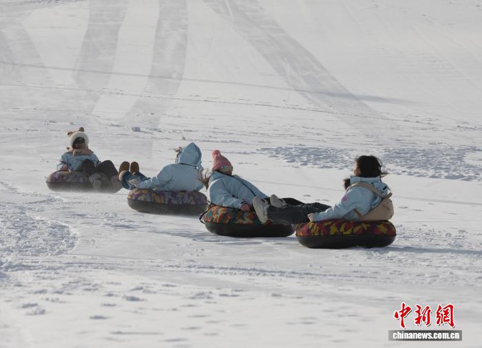 Người trẻ Đài Loan vui chơi cùng băng tuyết tại Ninh Hạ