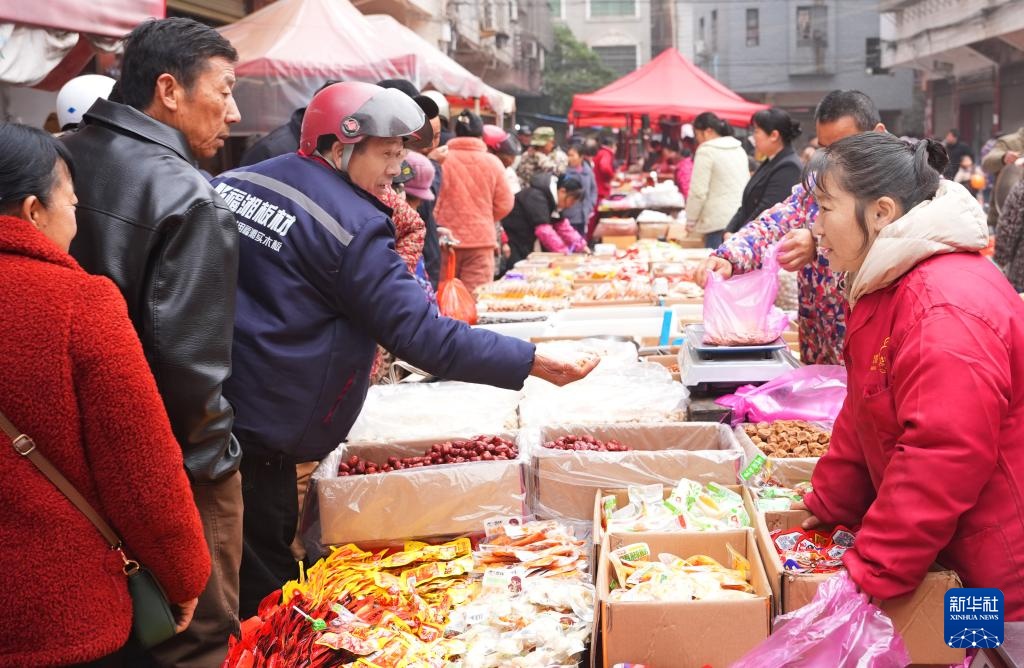 Thị trường mua sắm Tết bắt đầu sôi động tại Trung Quốc