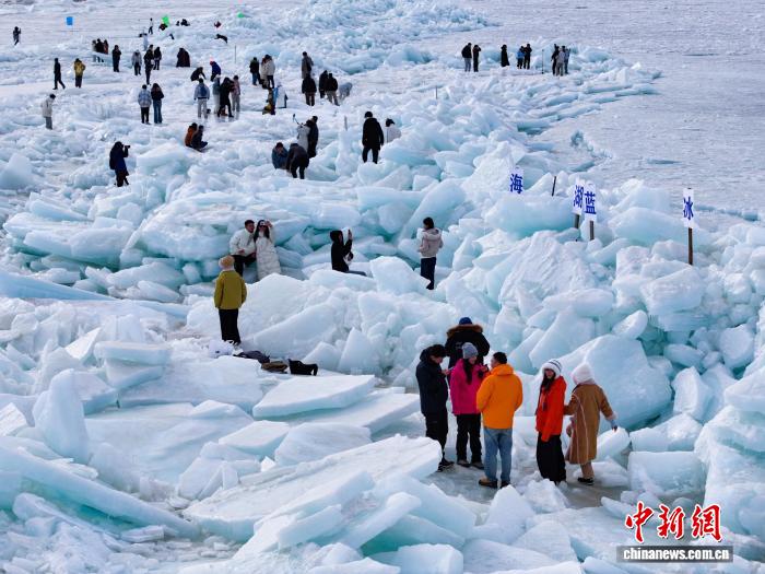Băng xanh hồ Thanh Hải thu hút du khách
