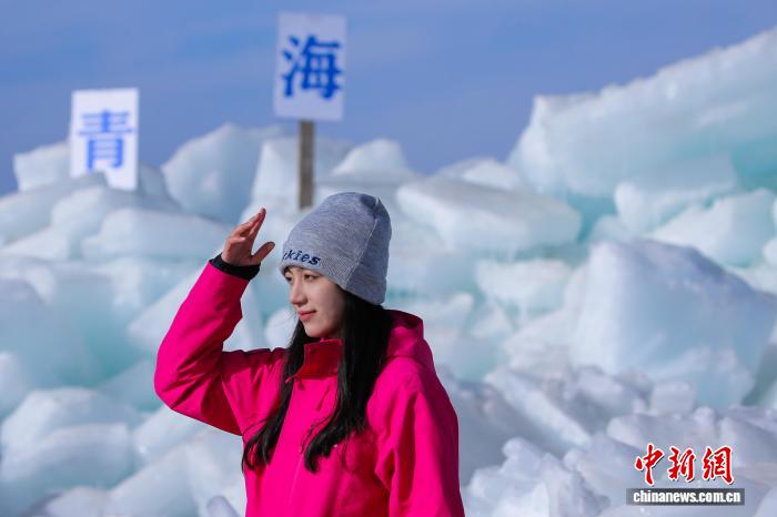 Băng xanh hồ Thanh Hải thu hút du khách