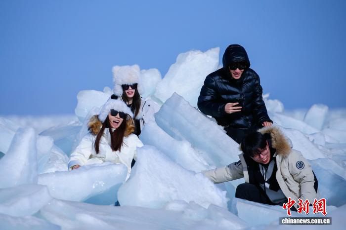 Băng xanh hồ Thanh Hải thu hút du khách