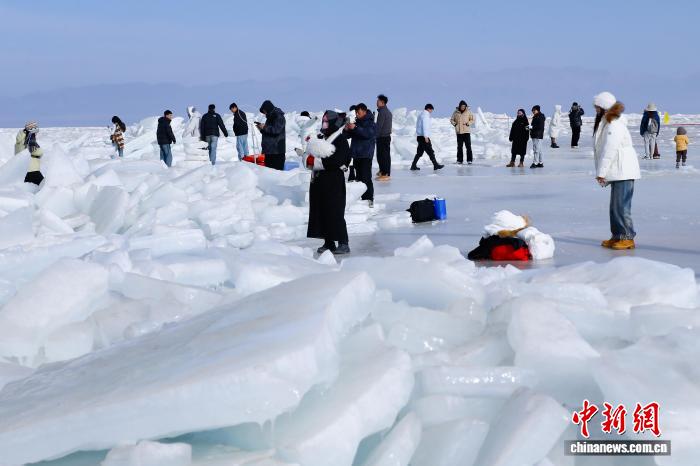 Băng xanh hồ Thanh Hải thu hút du khách