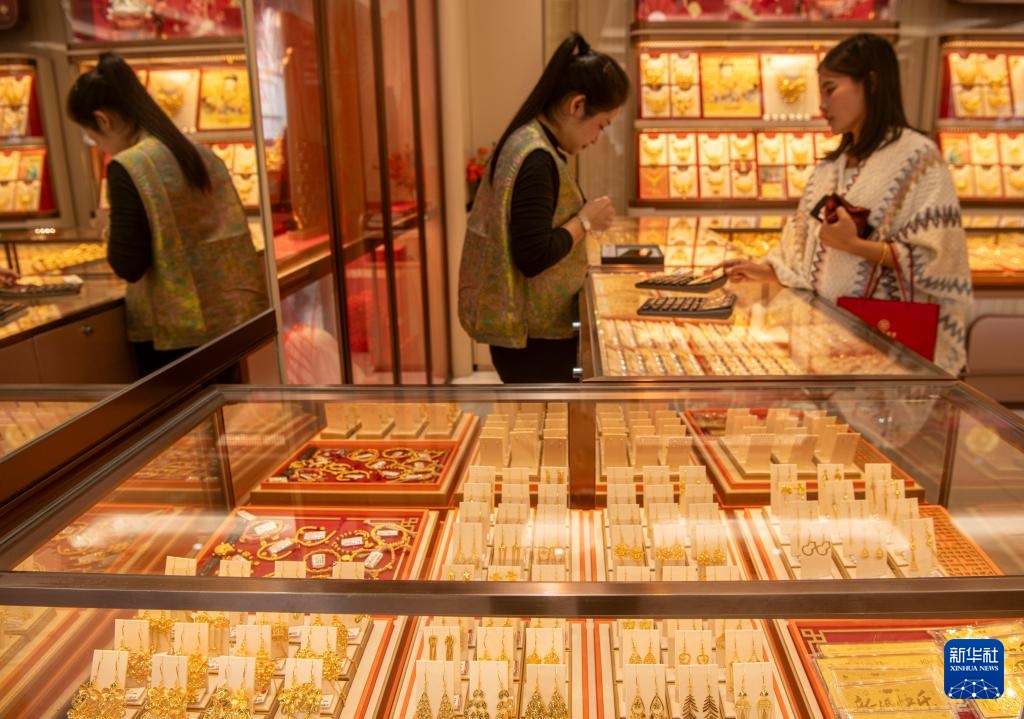 Ngày 29/1, khách hàng chọn mua trang sức vàng tại một tiệm vàng ở thành phố Quỳnh Hải, tỉnh Hải Nam, Trung Quốc. Theo Tân Hoa xã (Ảnh: Mông Chung Đức).