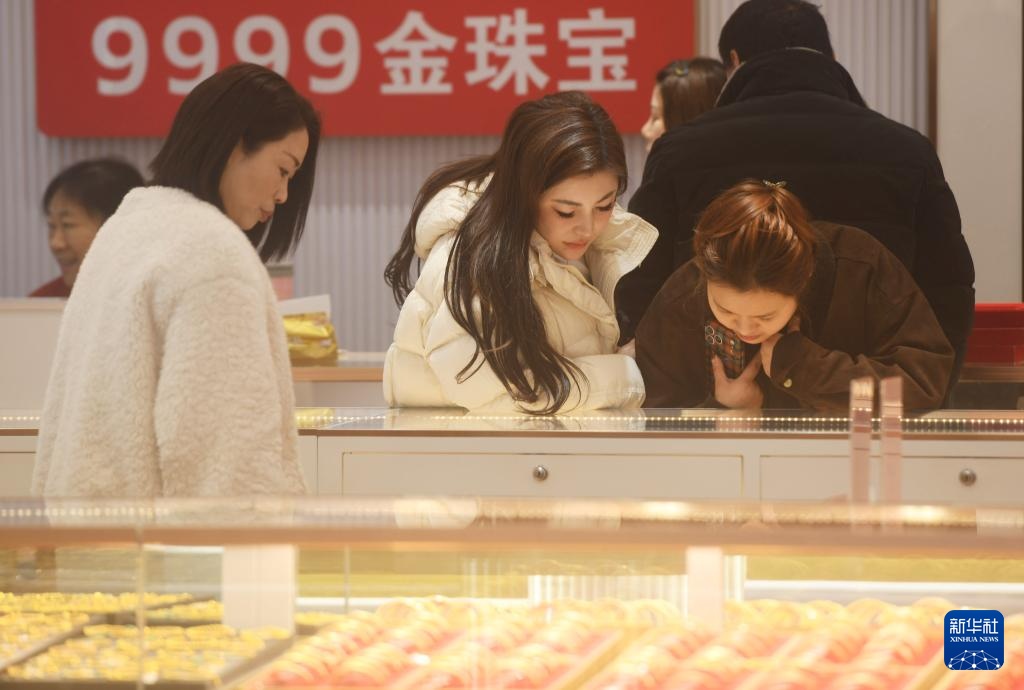 Ngày 29/1, khách hàng chọn mua trang sức vàng tại một tiệm vàng ở thành phố Hàng Châu, tỉnh Chiết Giang, Trung Quốc. Theo Tân Hoa xã (Ảnh: Mông Chung Đức).