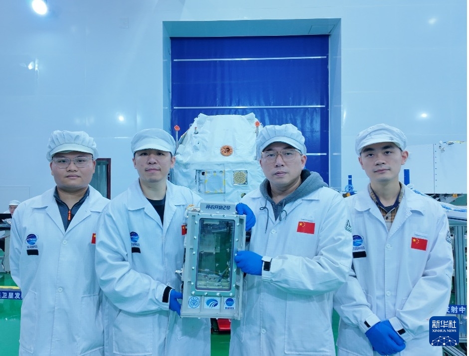 “Bướm vũ trụ” lột kén thành công trong thiết bị hỗ trợ sự sống ngoài không gian của Trung Quốc