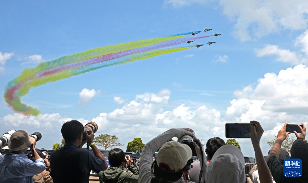 Đội bay “Bát Nhất” Trung Quốc biểu diễn tại Triển lãm Hàng không Singapore lần thứ 10