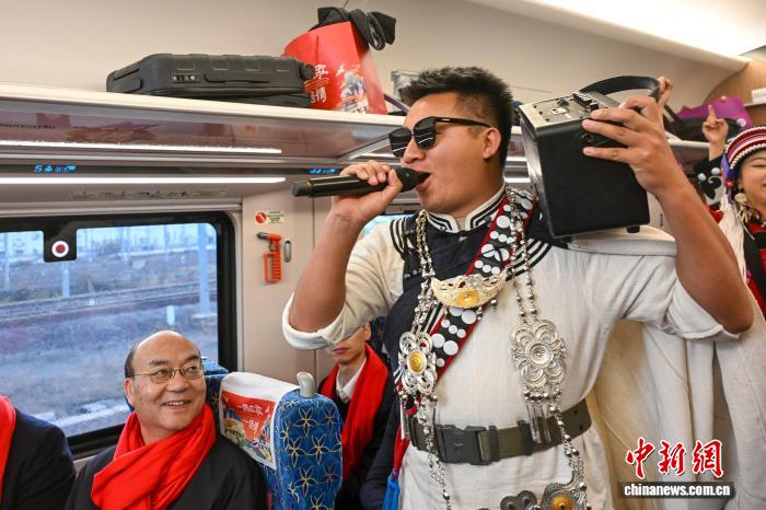 “Sân khấu chào xuân” 2026 di động trên tàu đường sắt Trung - Lào