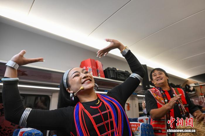 “Sân khấu chào xuân” 2026 di động trên tàu đường sắt Trung - Lào