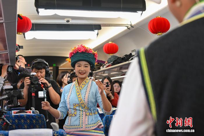 “Sân khấu chào xuân” 2026 di động trên tàu đường sắt Trung - Lào