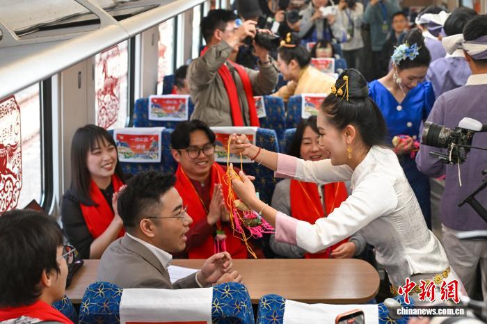 “Sân khấu chào xuân” 2026 di động trên tàu đường sắt Trung - Lào