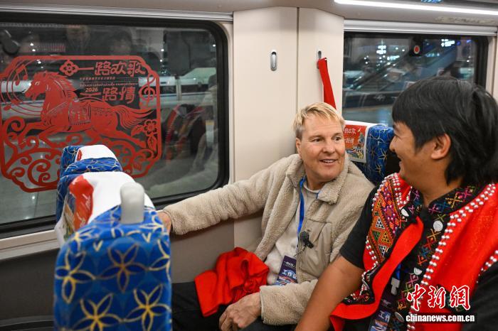 “Sân khấu chào xuân” 2026 di động trên tàu đường sắt Trung - Lào