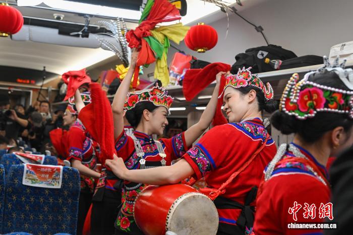 “Sân khấu chào xuân” 2026 di động trên tàu đường sắt Trung - Lào