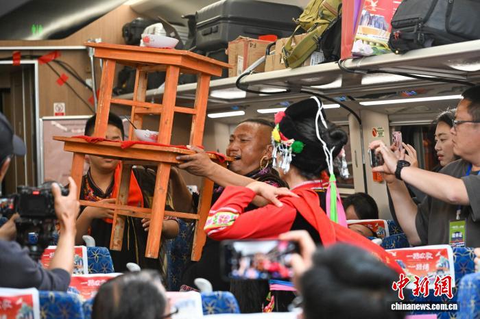 “Sân khấu chào xuân” 2026 di động trên tàu đường sắt Trung - Lào