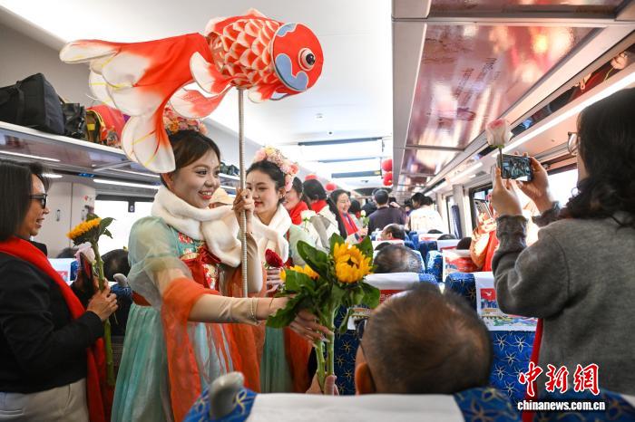 “Sân khấu chào xuân” 2026 di động trên tàu đường sắt Trung - Lào