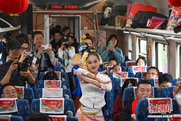 “Sân khấu chào xuân” 2026 di động trên tàu đường sắt Trung - Lào