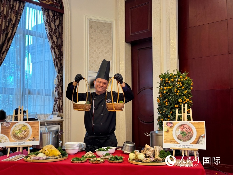 Đầu bếp Việt Nam tạo dáng cùng các nguyên liệu làm phở. Ảnh: Tạ Oánh - Phóng viên Nhân Dân nhật báo điện tử