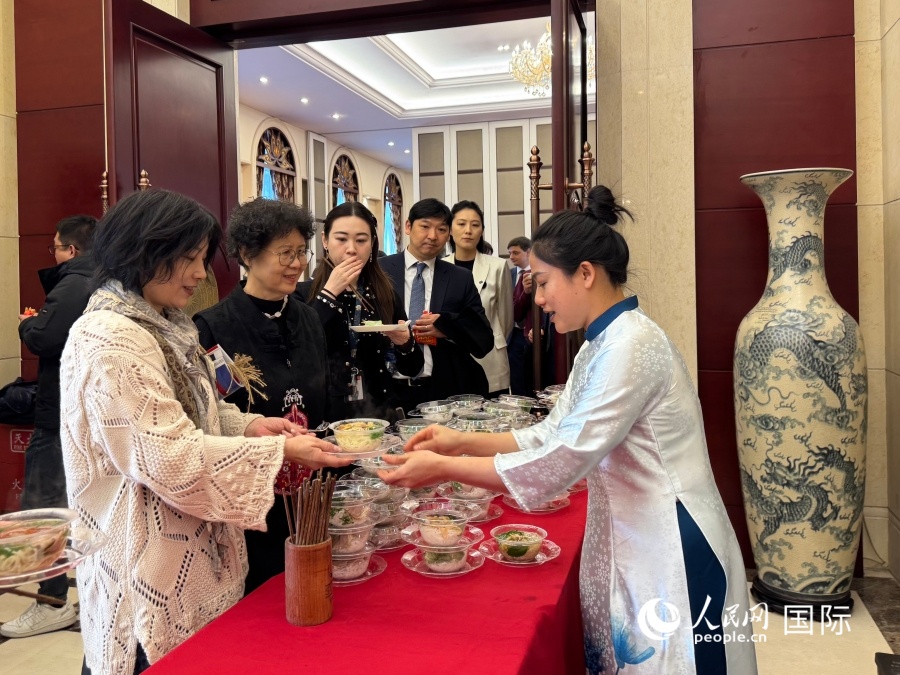 Khách mời xếp hàng chờ thưởng thức phở tại sự kiện “Ngày Phở Việt Nam”. Ảnh: Tạ Oánh - Phóng viên Nhân Dân nhật báo điện tử