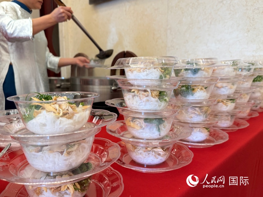 Phở được chuẩn bị sẵn tại sự kiện “Ngày Phở Việt Nam”. Ảnh: Tạ Oánh - Phóng viên Nhân Dân nhật báo điện tử