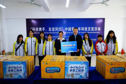 Trao tặng tài liệu và nguồn lực phổ biến khoa học cho đại diện thanh thiếu niên Việt Nam. Ảnh: Phan Lệ
