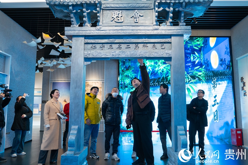 Khách quốc tế tìm hiểu, trao đổi về tâm học Vương Dương Minh tại huyện Tu Văn. Ảnh: Dương Thiến – Nhân Dân nhật báo điện tử