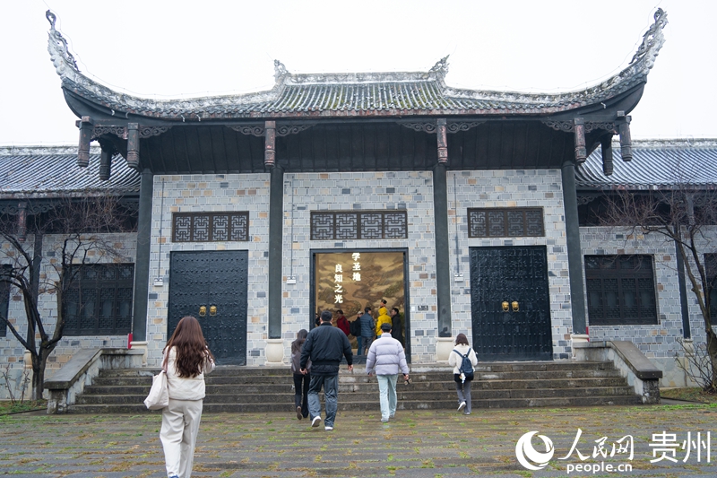 Khách quốc tế tìm hiểu, trao đổi về tâm học Vương Dương Minh tại huyện Tu Văn. Ảnh: Dương Thiến – Nhân Dân nhật báo điện tử