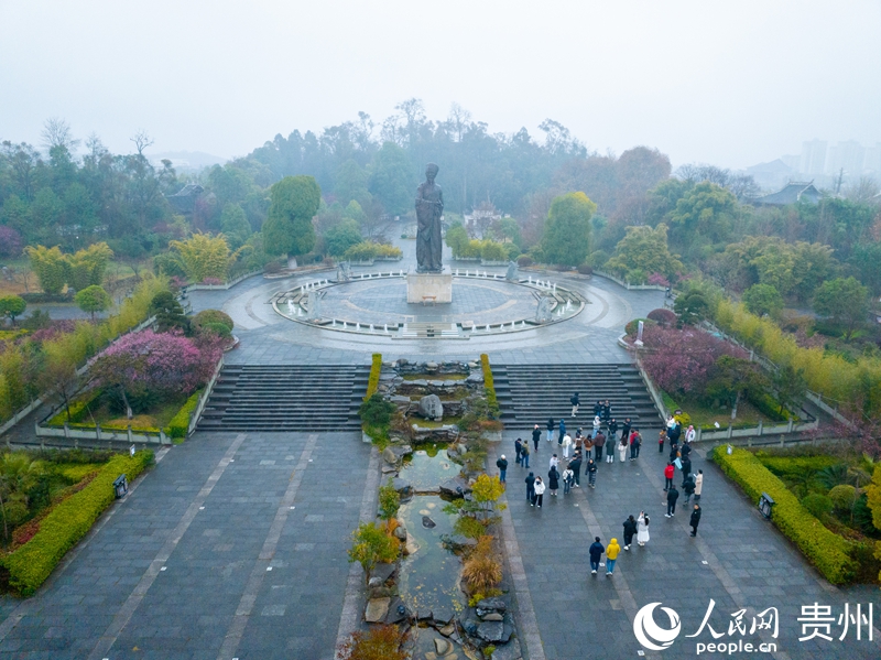 Khách quốc tế tìm hiểu, trao đổi về tâm học Vương Dương Minh tại huyện Tu Văn. Ảnh: Dương Thiến – Nhân Dân nhật báo điện tử