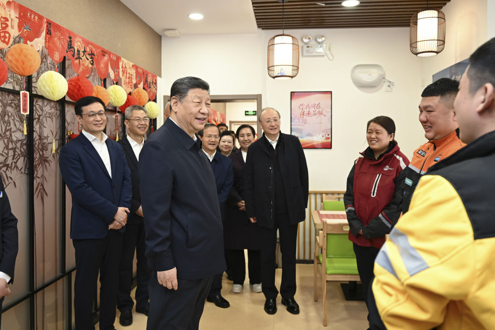 Sáng ngày 10/2, Tổng Bí thư Tập Cận Bình trao đổi thân mật với những nhân viên giao hàng tại quận Tây Thành, Bắc Kinh. (Ảnh: Tân Hoa xã)