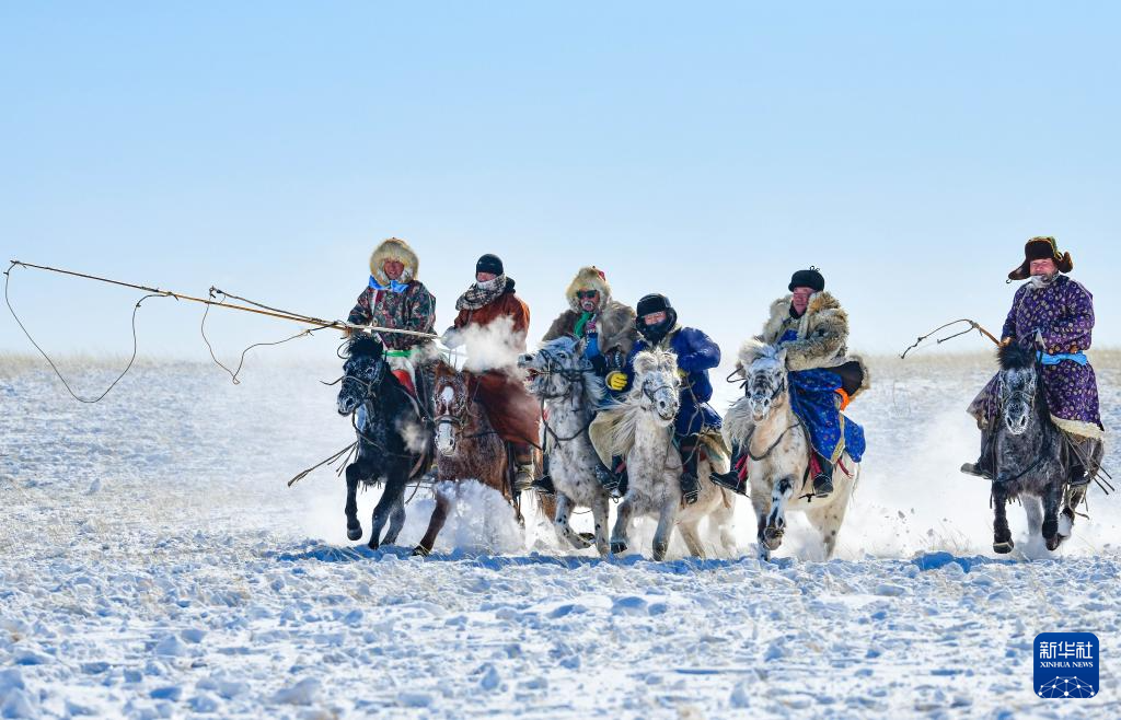 Phi ngựa trên tuyết đón Xuân mới