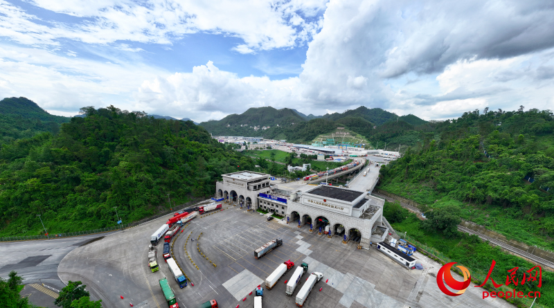 Phương tiện xuất nhập cảnh tại cửa khẩu Hữu Nghị Quan tập nập qua lại. Ảnh: Lôi Kỳ Tuấn - Nhân Dân nhật báo điện tử