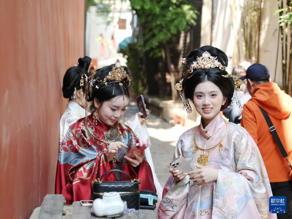 Phúc Châu: Du khách mặc cổ phục Trung Hoa đón Tết