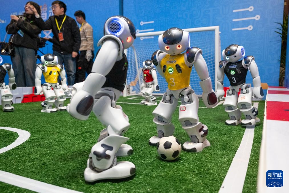 Nhiều mẫu eVTOL và robot hình người ra mắt tại Vũ Hán