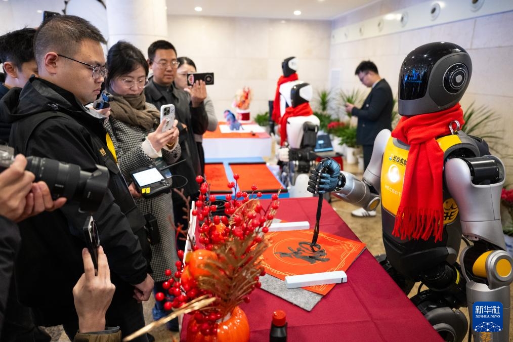 Nhiều mẫu eVTOL và robot hình người ra mắt tại Vũ Hán