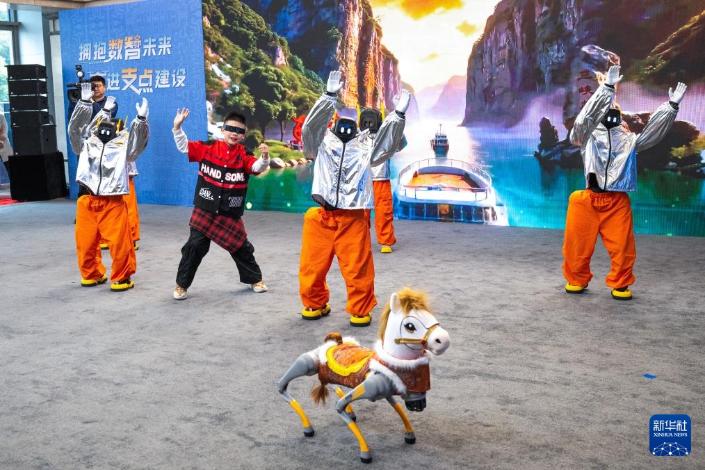 Nhiều mẫu eVTOL và robot hình người ra mắt tại Vũ Hán