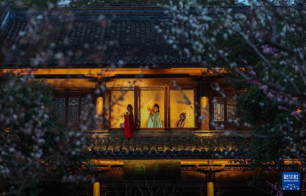 Hoạt động tham quan ban đêm tại khu thắng cảnh núi Siêu Sơn ngày 23 tháng 2.Ảnh: Từ Dục - Phóng viên Tân Hoa xã