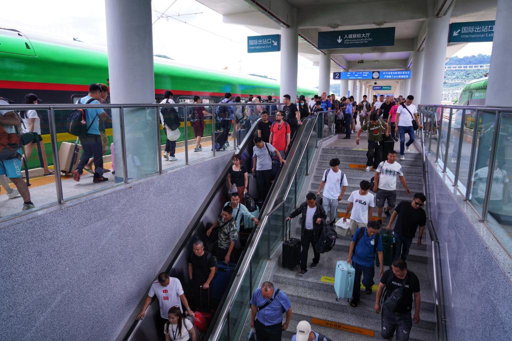 Lượng hành khách xuất nhập cảnh qua tuyến đường sắt Trung - Lào tăng 41,8% trong Tết Nguyên đán