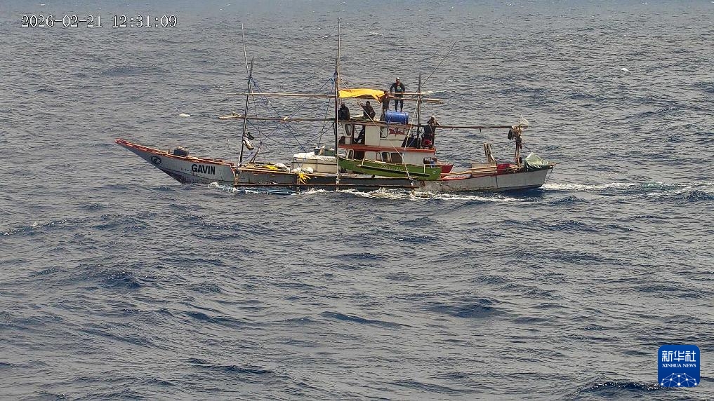 Tàu Philippines cố ý xâm phạm lãnh hải Trung Quốc tại đảo Hoàng Nham, trong đó một thuyền viên bị nghi ngờ đang ghi hình các tàu hải cảnh Trung Quốc.Theo Tân Hoa xã