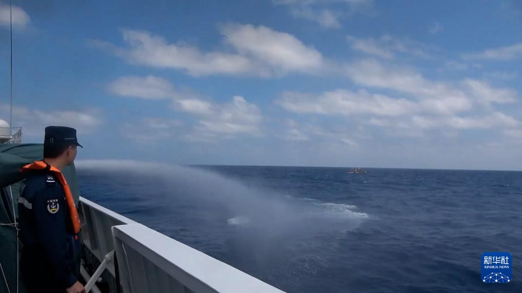 Tàu Philippines xâm phạm lãnh hải Trung Quốc, cảnh sát biển Trung Quốc tiến hành xua đuổi theo luật