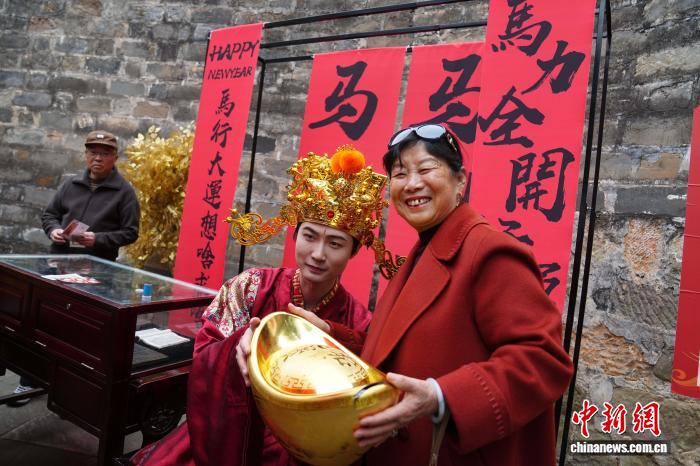 Côn Minh: Nô nức trẩy hội chùa Kim Điện ngày mùng 9 Tết